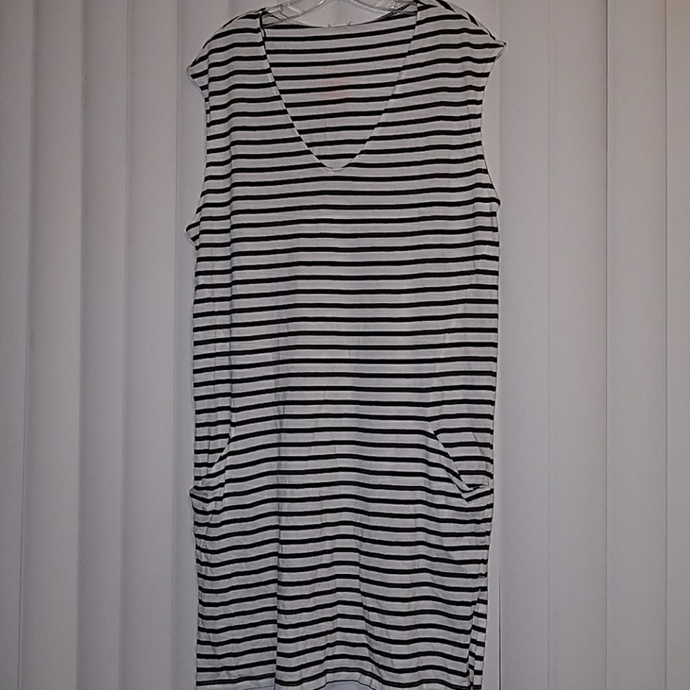 H&M Basic B&W Stripped Sleeveless Dress w/ pockets